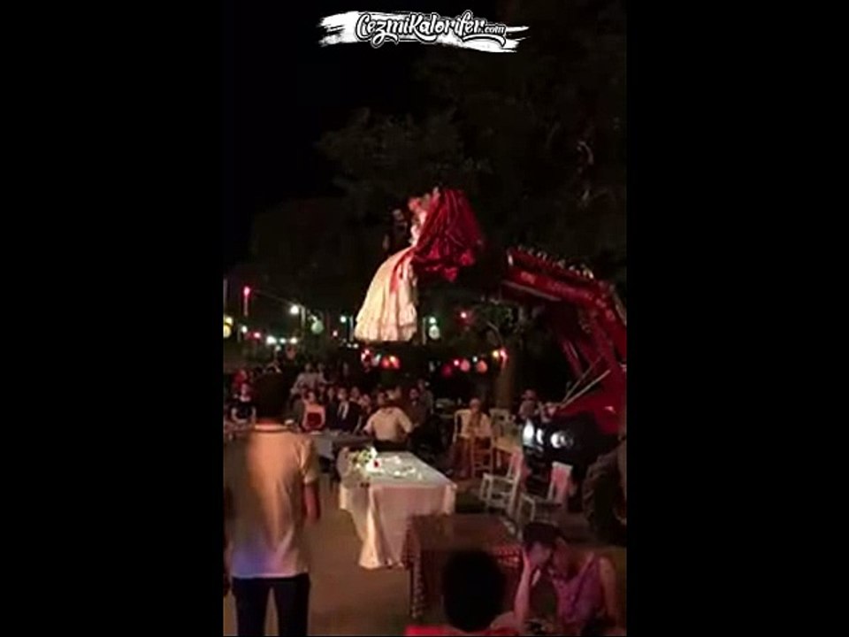 Düğüne Farklı Bir Giriş Yapalım Derken Hastanelik Olan Gelin ve Damat