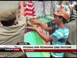 Satpol PP Tertibkan PKL di Trotoar Tanah Abang