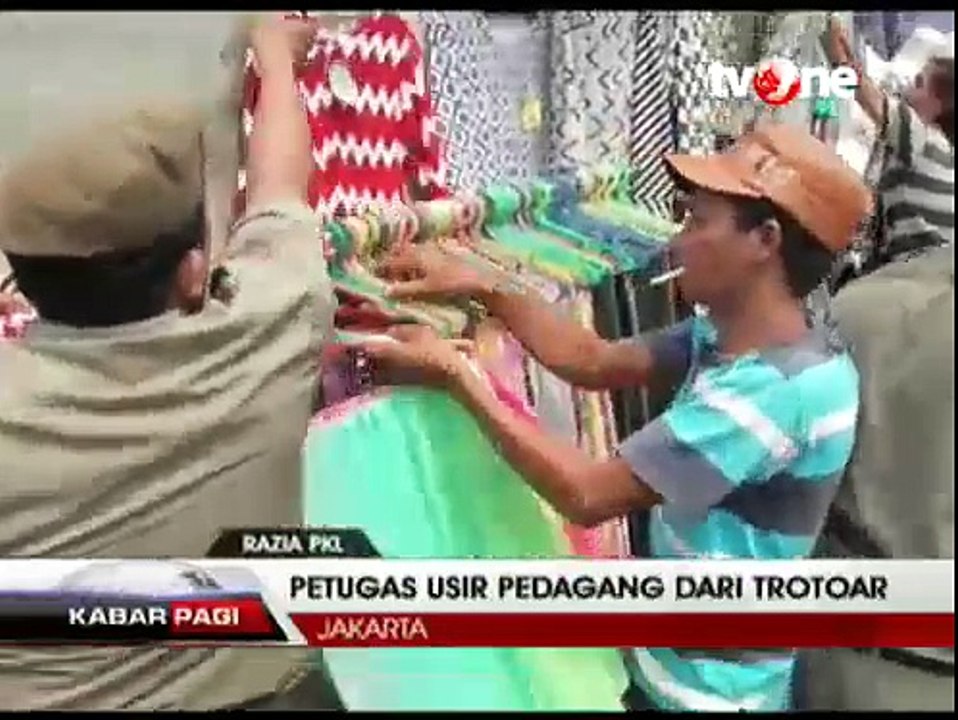 Satpol PP Tertibkan PKL di Trotoar Tanah Abang