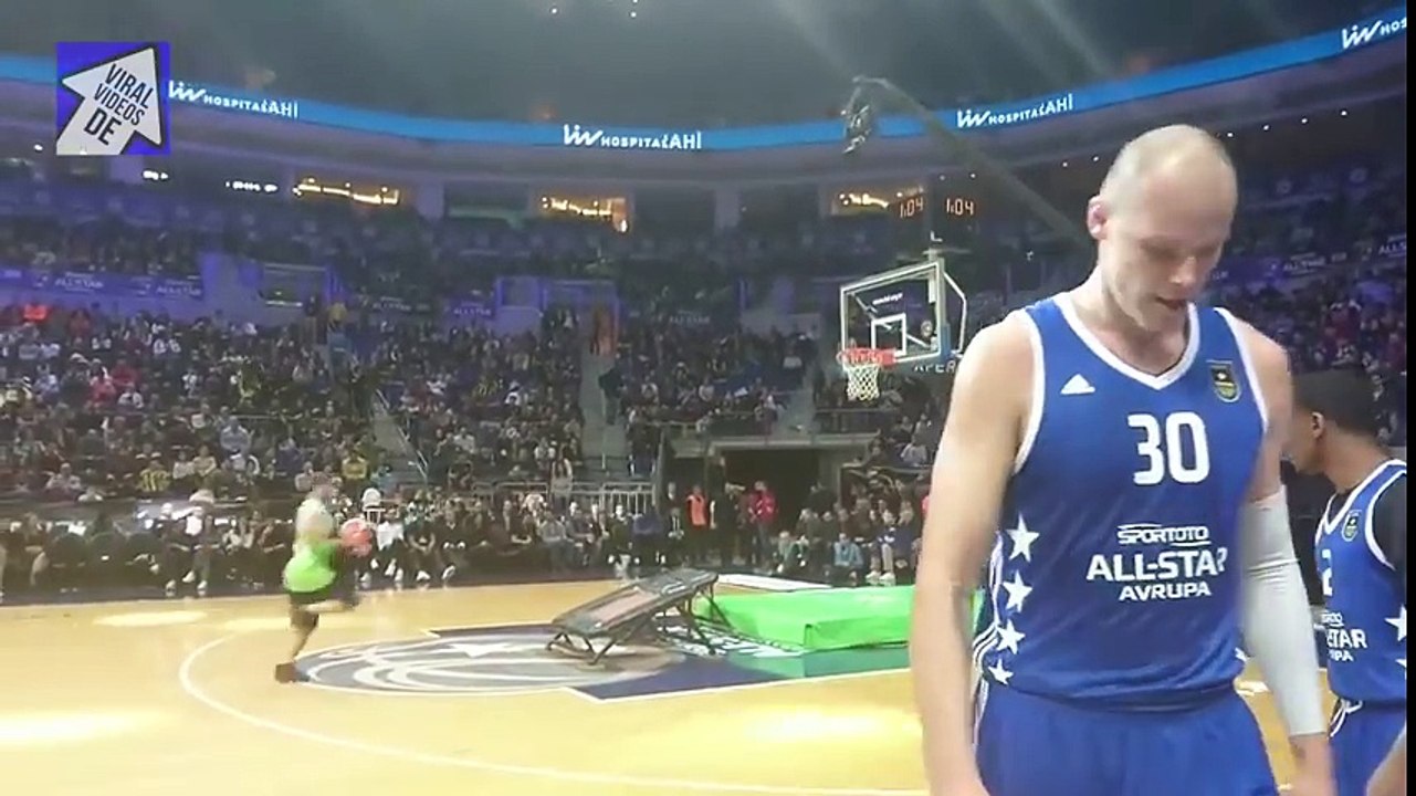 Basketball PROFI VERKLEIDET als ALTER OPA!