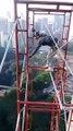 Ces ouvriers Malaisiens sans sécurité sur cet échafaudage de plusieurs centaines de mètres