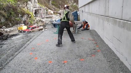 Blague : il piège son ouvrier : tape là pour creuser !