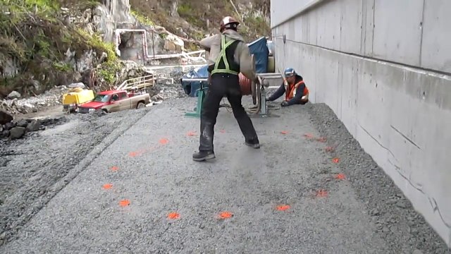 Blague : il piège son ouvrier : tape là pour creuser !