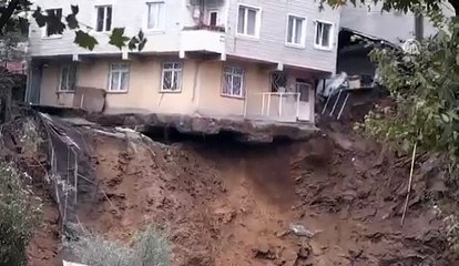 En équilibre cet immeuble s'effondre suite à un glissement de terrain !