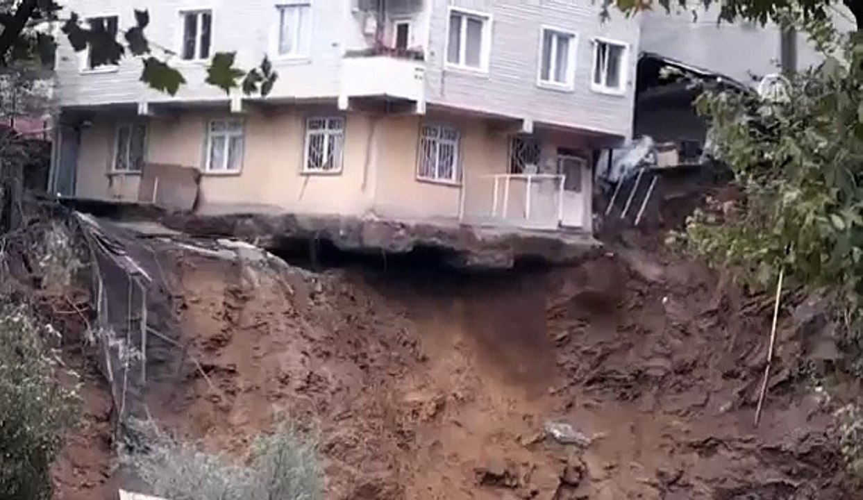 En équilibre cet immeuble s'effondre suite à un glissement de terrain !