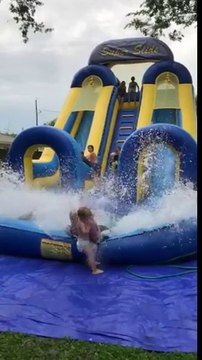 Il met KO son fils au pied d'un toboggan gonflable géant !