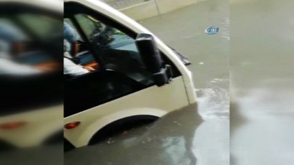 Bayrampasa’da yolcu minibüsü su basan alt geçitte mahsur kaldı