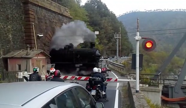 Découvrez pourquoi un train à vapeur bloque un passage à niveau après s'être éloigné