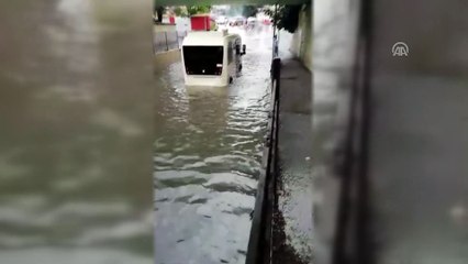 Sağanak yağış etkili oldu (2) - İSTANBUL