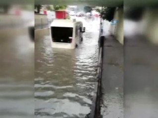 İstanbul'da Yolcu Minibüsü Su Basan Alt Geçitte Mahsur Kaldı