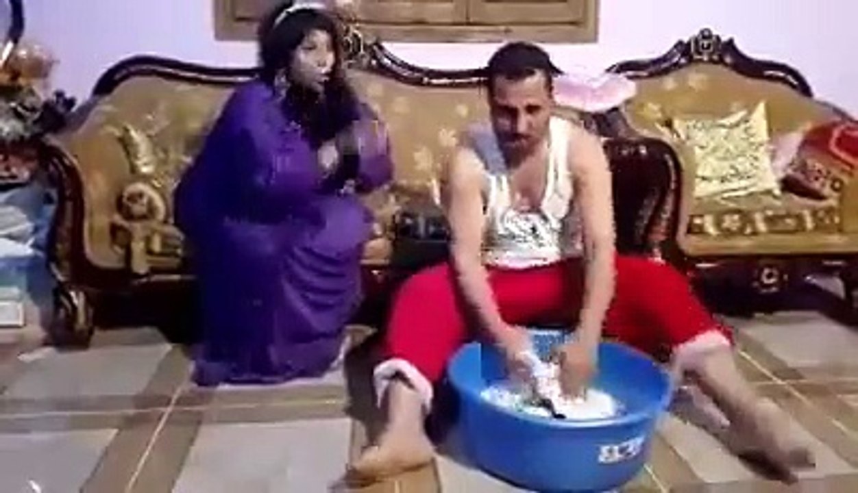 هي الست أخدت حق كل الستااااات.... هههههااااي شوفوا شو عملت فيه للمسكين مو مخليتو يرفع راسو من كتر الشغل