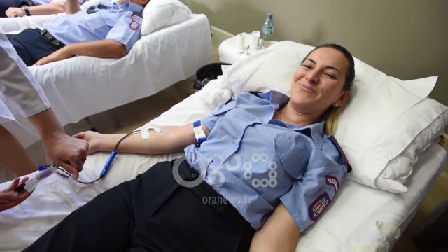 Ora News - Punonjësit e Policisë Bashkiake i bashkohen thirrjes së Presidentit për të dhuruar gjak