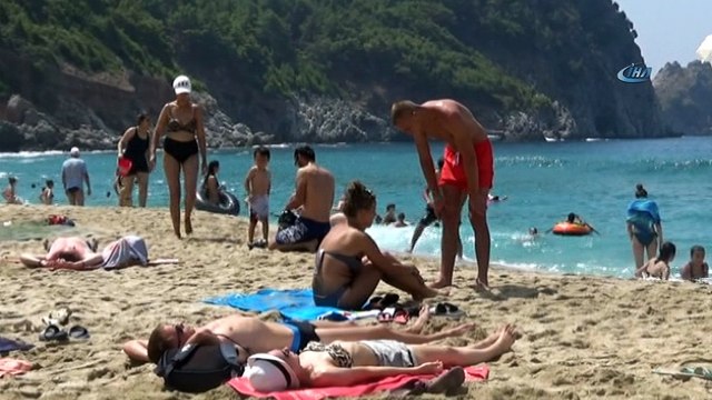 Kavurucu sıcaklardan bunalanlar kendilerini denize attı