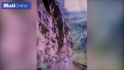 بالفيديو صخرة كبيرة تسقط على سيارة بالصين! شاهد ماذا حدث