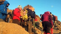 Türk dağcılar Savalan Dağı'nın zirvesinde bayrak açtı - IĞDIR