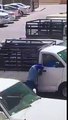 فيديو سرقة سيارة في السعودية في وضح النهار