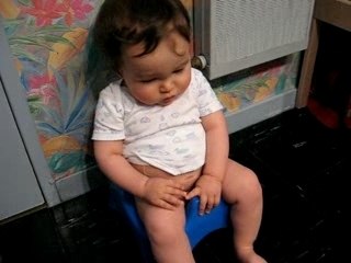 Lucas fait caca dans le pot