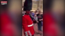 Angleterre : Un garde royal expulse une touriste de son chemin (Vidéo)