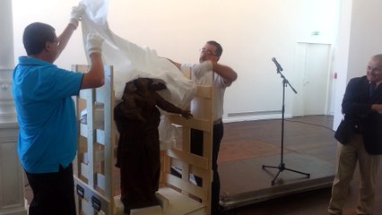 La statue dévoilée au public