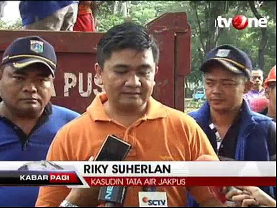 22 Truk Angkut Sampah Bungkus Kabel di Jalan Merdeka