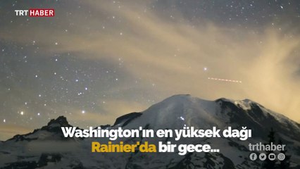 Işıltılı yıldızların altında Rainier Dağı