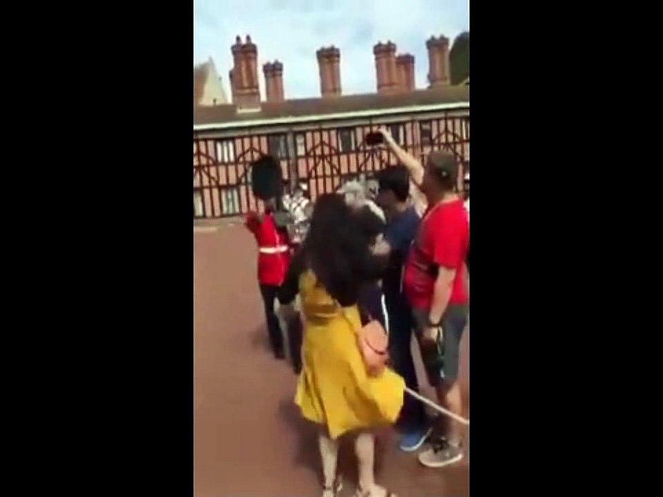 Un Garde Royal anglais dégage une touriste chinoise qui est sur son chemin