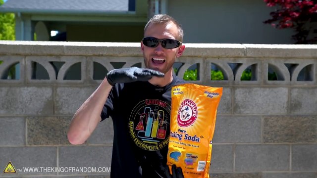 Mixing SUPER GLUE and Baking Soda is WEIRD