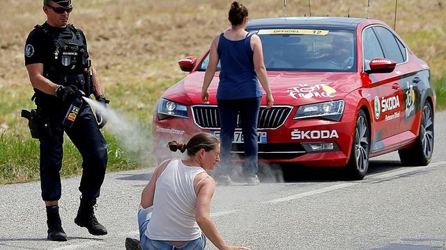 Фермеры прервали Тур де Франс