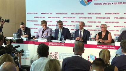 Elton John critica a Rusia y Europa por “discriminar a los gays”