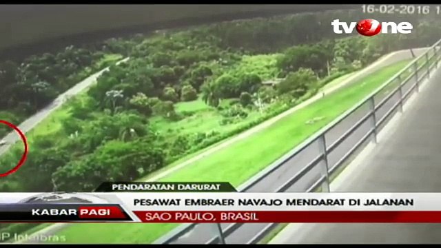 Rekaman Pesawat Mendarat Darurat di Tengah Jalan Raya