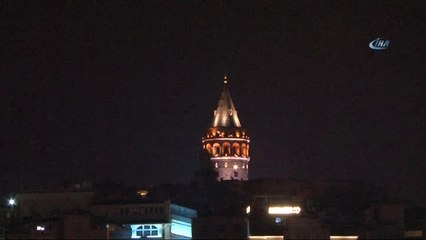 İstanbul'da Şimşekler Geceyi Aydınlattı