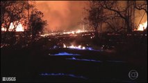 Fogo azul é visto saindo de rachaduras abertas pela erupção do vulcão Kilauea, no Havaí