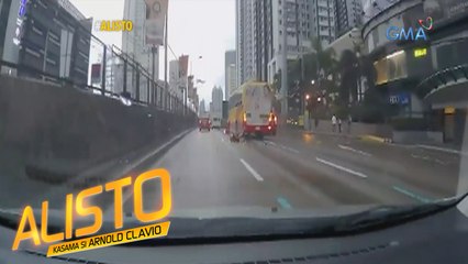 Alisto: Motorcycle rider, pumailalim sa kasunod na bus!