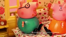 Casa de muñecas y juguetes de Peppa Pig - Abuela Pig cuida a Peppa y a George
