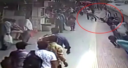 Elbisesi Trene Takılan Kadın Ölümden Döndü! Dehşet Anları Kamerada