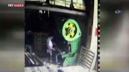 İş makinesinin altında kalmaktan kıl payı kurtuldu