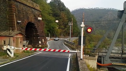 Un vieux train sort d'un tunnel