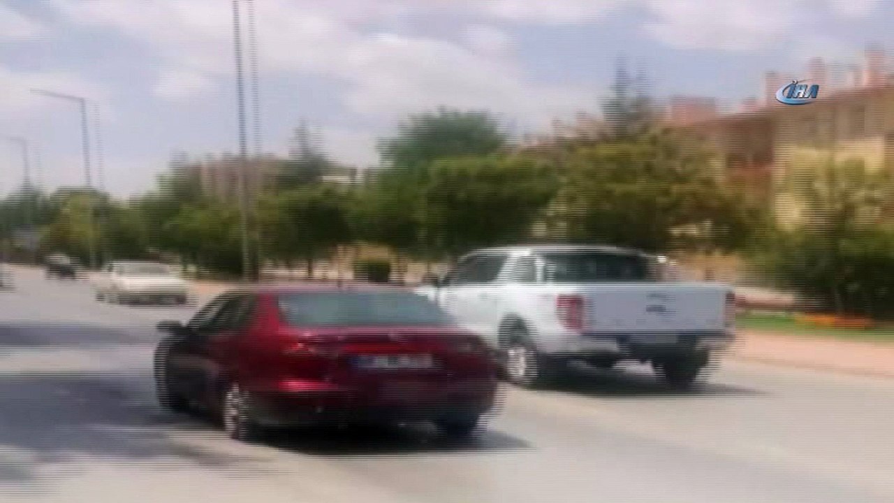 Trafikte geri geri giden otomobili görenler şaşkına döndü