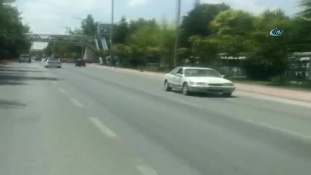 Trafikte Geri Geri Giden Otomobili Görenler Şaşkına Döndü
