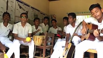 ඉස්කෝලේ කොල්ලෝ සෙට් එකක් මිලින්දගේ 'සුදූ' ට කරපු වැඩේ යාලුවන්ටත් බලන්න Share කරමු මේ ලස්සන වෑඩේ කරේ