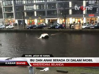Aksi Dramatis Penyelamatan Penumpang Mobil Jatuh ke Kanal