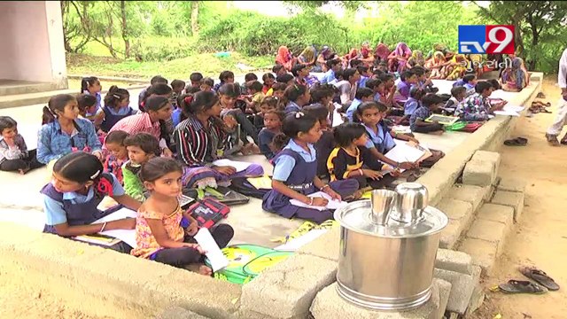 Parents themselves pose as teachers to teach kids in Banaskantha, see why- Tv9 Gujarati