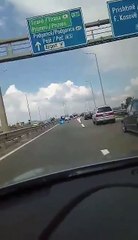 Aksident zinxhiror në dalje të Fushë Kosovës (Video)