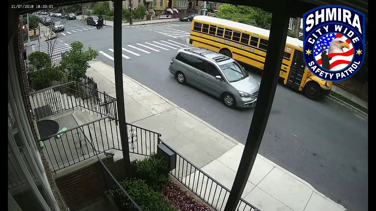 Un débile recule et écrase 3 hommes sans raison