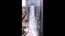 Une cascade de 100 mètres de haut construite sur le flanc d'un gratte-ciel en chine