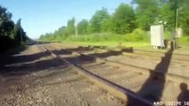 Un policía salva de milagro a un hombre de ser arrollado por un tren
