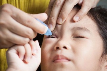 لو بتعاني من وضع قطرة العين لطفلك..اتبعي نصائح د.محمود الصحن