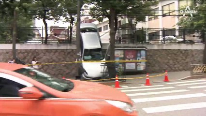 차량 주차 중 울타리 뚫고 2미터 아래로 추락