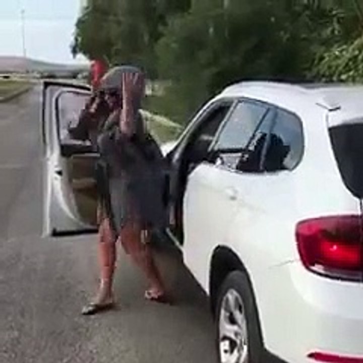 hülya avşar'ın dans ederken arabayı kaçırması