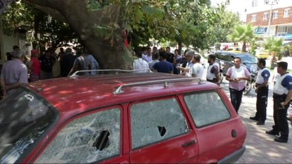 Antalya'da taşlı, sopalı, silahlı mahalle kavgası kamerada